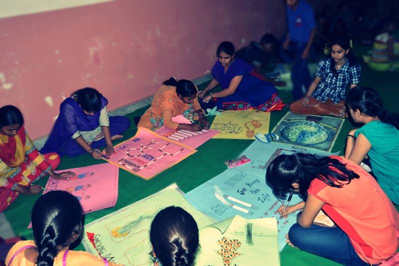 The children inventively colored the canvases envisioning ‘Drug Free World’ in Gorakhpur, U.P.