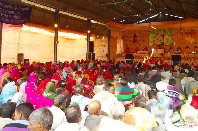 Shri Ram Katha held in Agra, UP Blossomed Hearts of Devotees with Love for God
