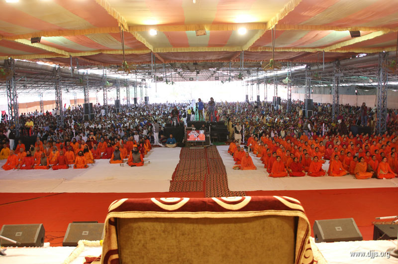 Devotees Personified Guru’s Faith in Monthly Spiritual Congregation at Divya Dham, Delhi