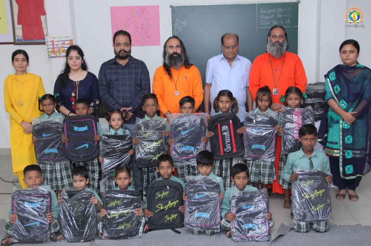 Bags Distribution @ New Kitchlu Nagar, Ludhiana center of Manthan SVK, DJJS