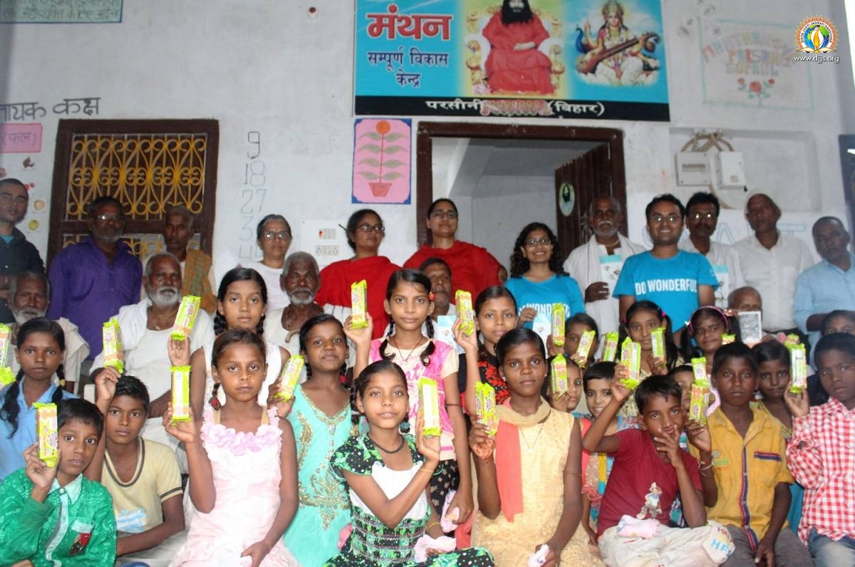 Indian Revenue Service (IRS) donates 500 Swatchta kits to students of Manthan SVKs in Bihar