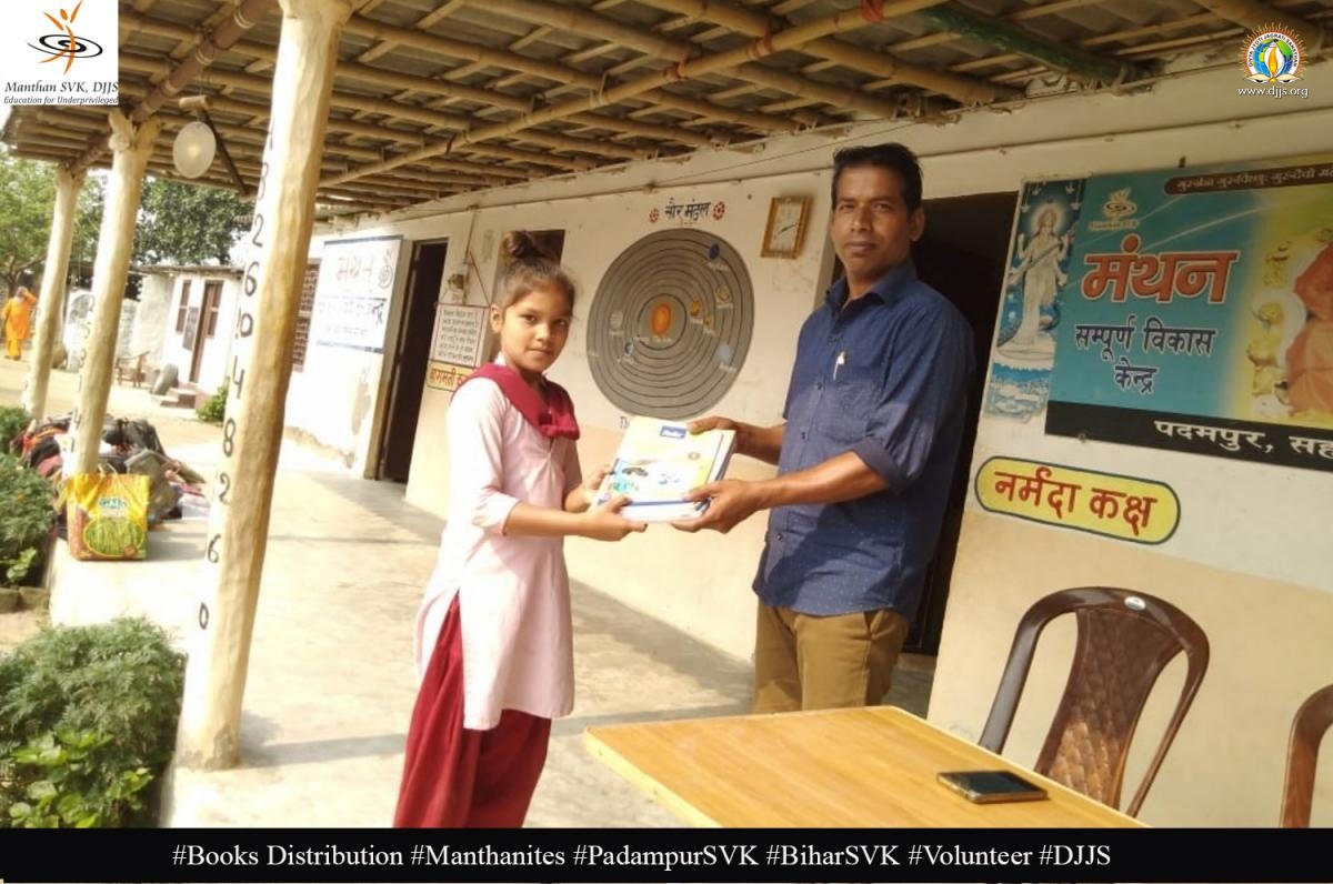 Books distribution drive held by Manthan SVK, Viiage Padampur, Bihar