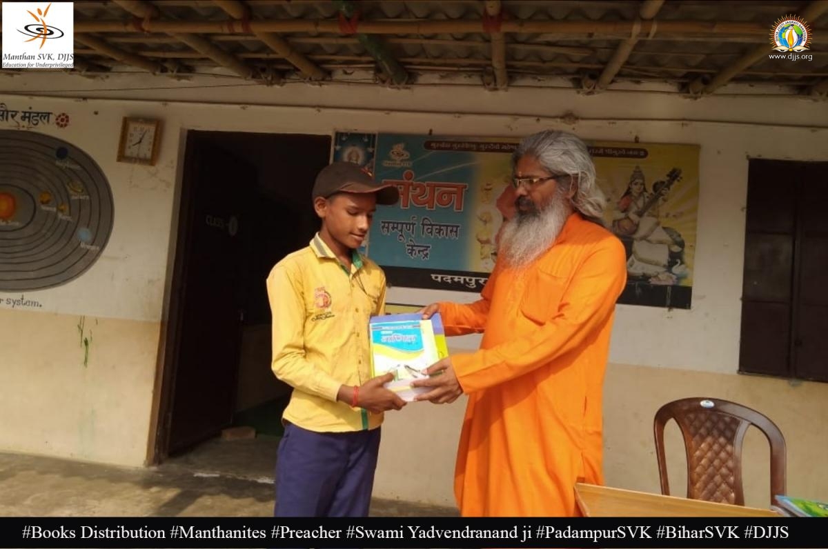 Books distribution drive held by Manthan SVK, Viiage Padampur, Bihar