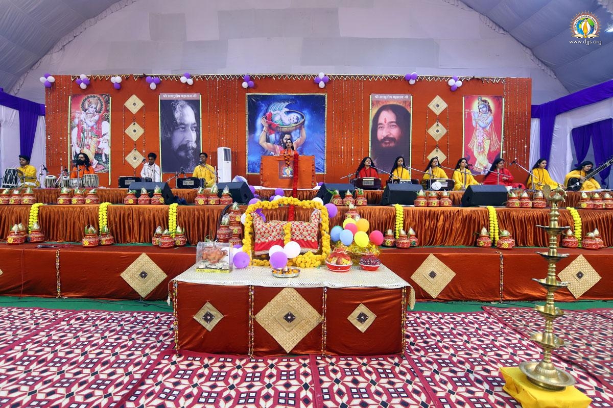 Shrimad Bhagwat Katha Gyan Yagya Unveiled Secret of True Happiness at Narela, Delhi