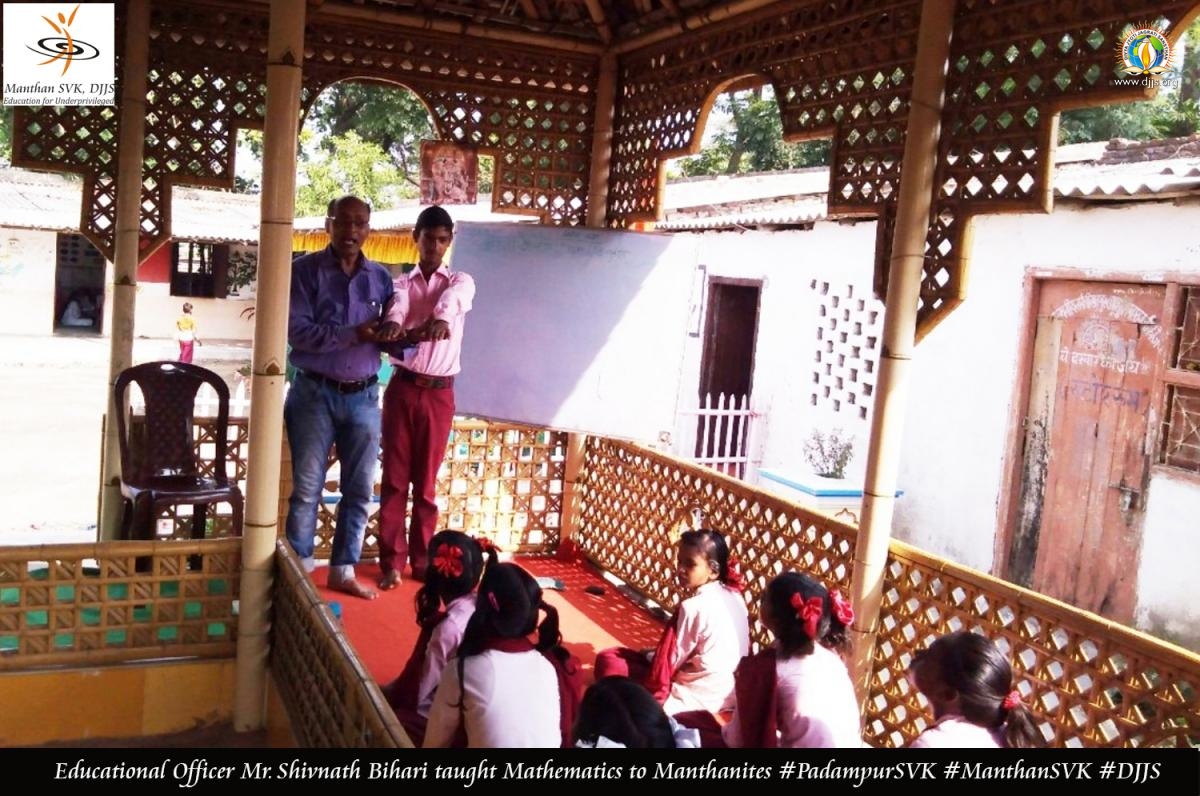 Esteemed education officer Sh. Shivnath Bihari conducted Maths classes at Manthan SVK, Village Padampur, Bihar