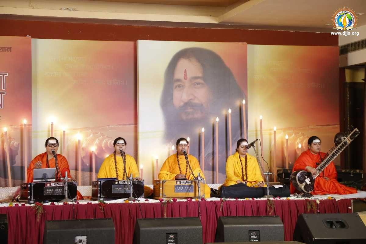 Bhajan Sandhya 'Asato Ma Sadgamaya' Replenished Desiccated Hearts with the Love of Lord at Gurdaspur