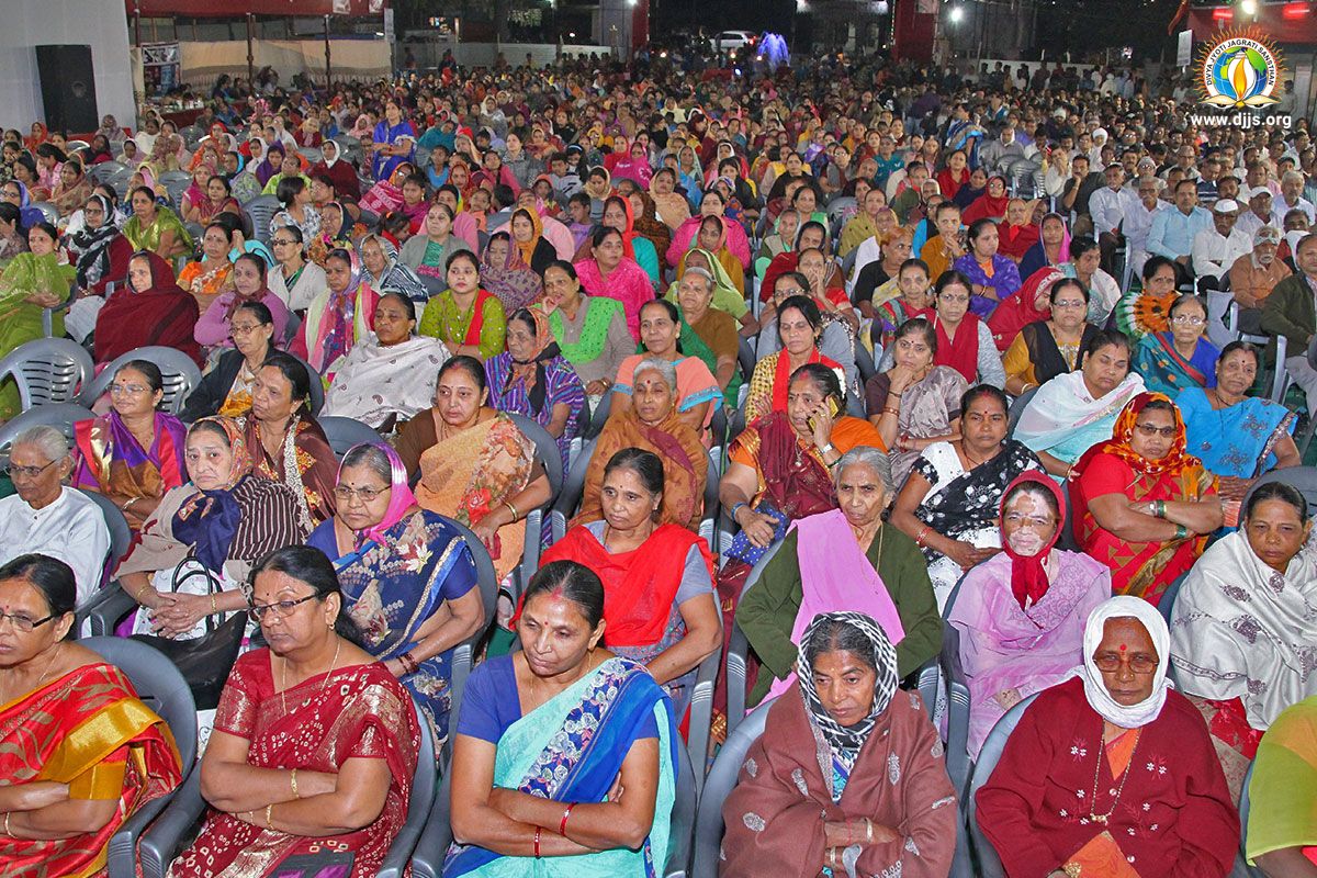 Devotees at Vadodara, Gujarat Learned the Essence of Bhagavad Gita During Shrimad Bhagwat Katha