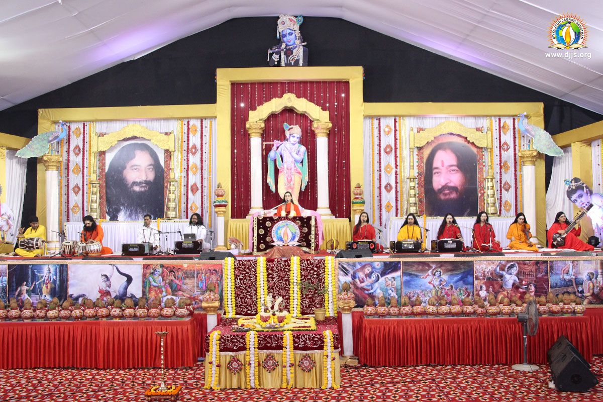 Devotees at Vadodara, Gujarat Learned the Essence of Bhagavad Gita During Shrimad Bhagwat Katha