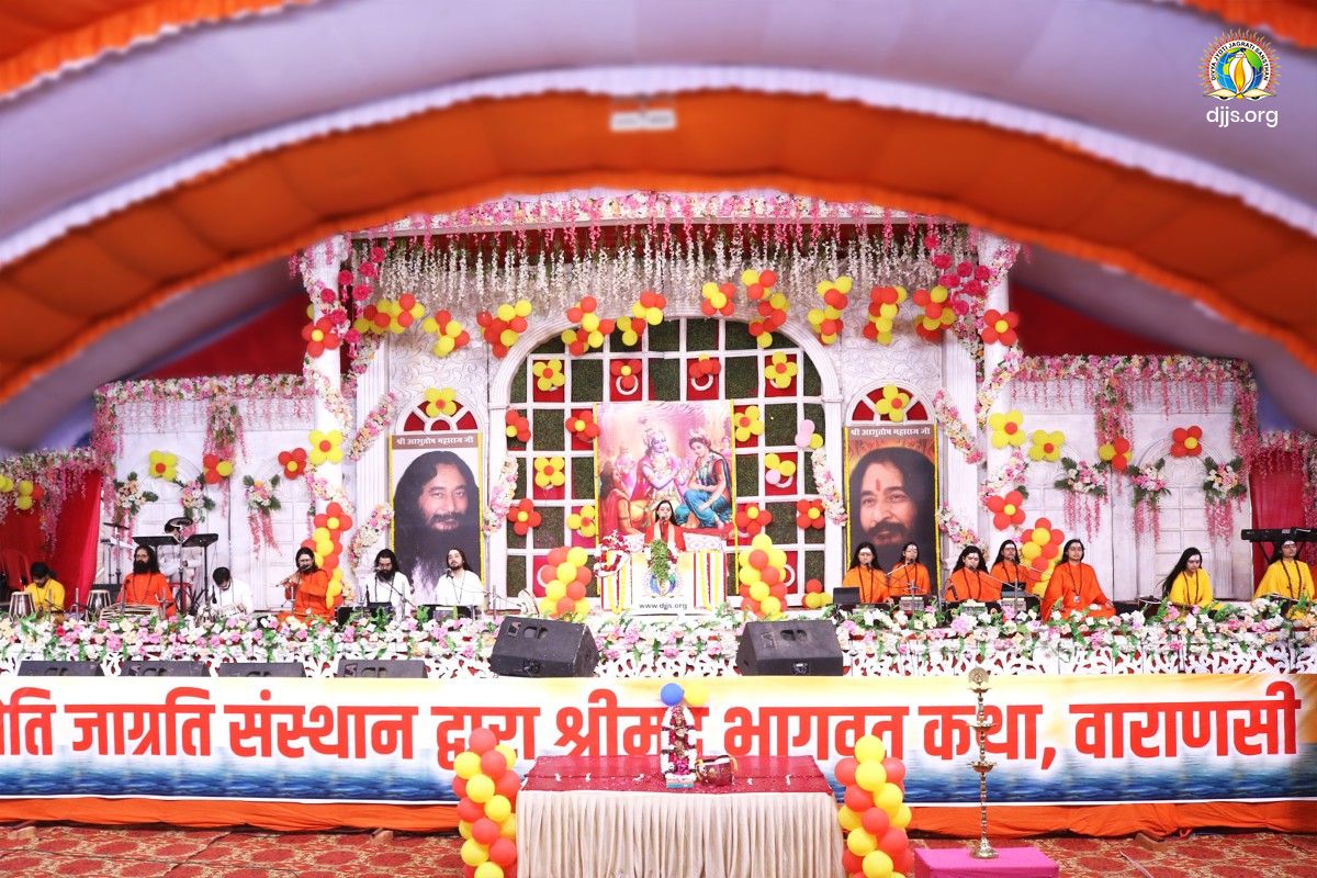 Shrimad Bhagwat Katha exhibited the esteemed charisma of Lord Krishna in Varanasi, Uttar Pradesh