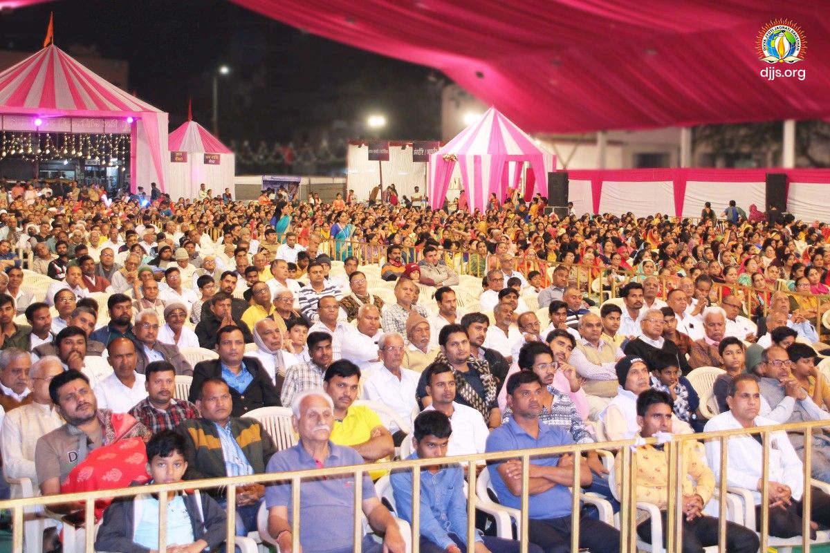 Bhagwan Shiv Katha at Ahmedabad, endeavored to decipher the divine form of Lord Shiva