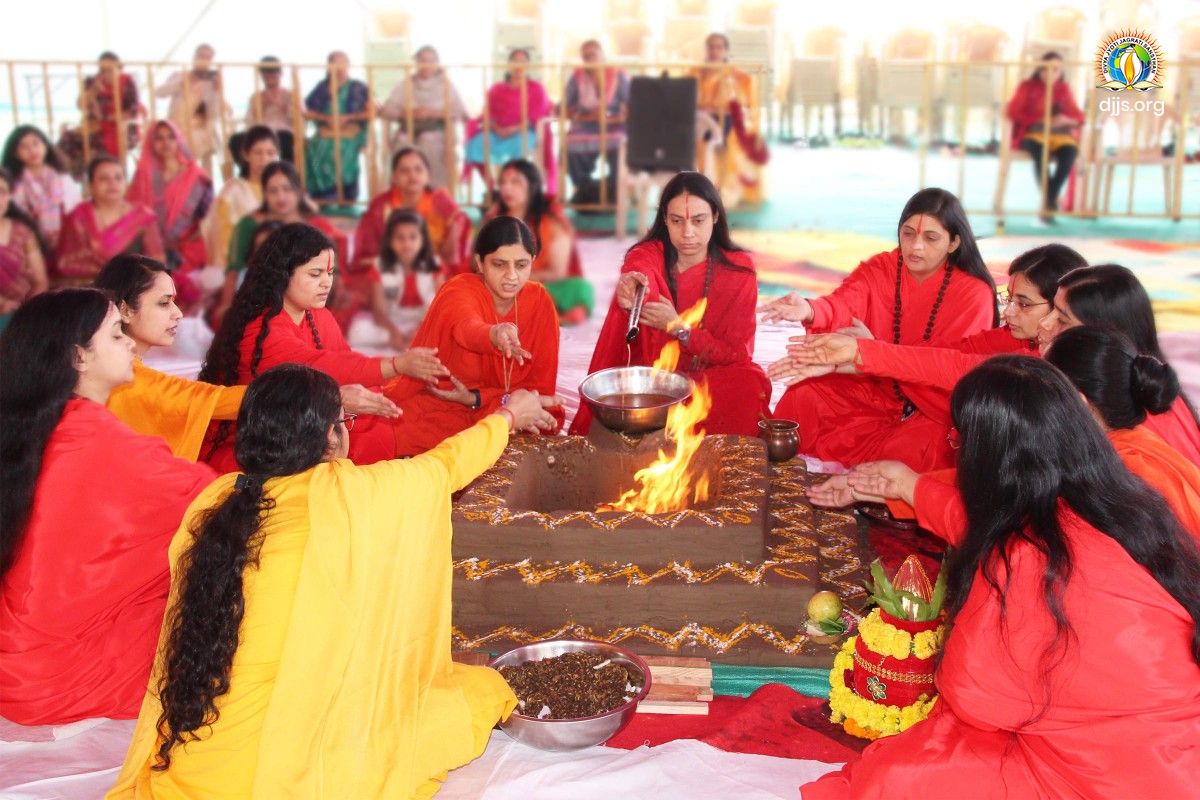 Bhagwan Shiv Katha at Ahmedabad, endeavored to decipher the divine form of Lord Shiva