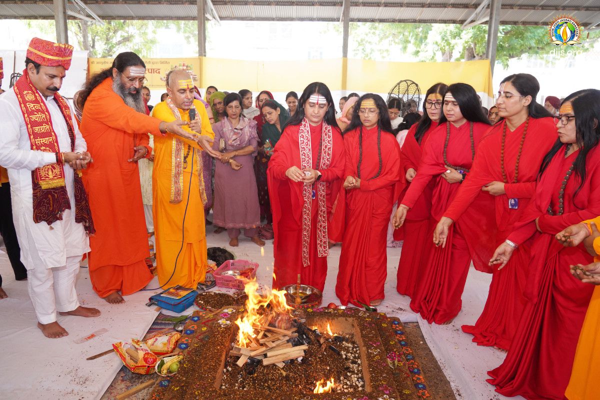 Shrimad Bhagwat Katha proclaiming astonishing Divine Solution to devotees in Sirsa, Haryana