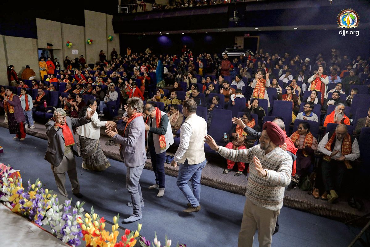 Shri Ram Katha at East of Kailash, Delhi guided seekers towards inner peace & value-based living